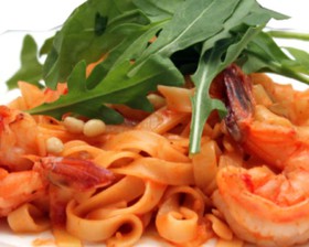 Спагетти с креветками и рукколой - Фото