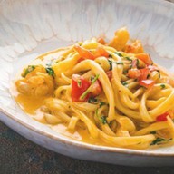 Лагман жареный с копченой семгой Фото