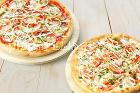 Две пиццы с куриной грудкой - Фото