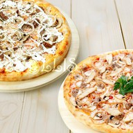 Две мясные пиццы Фото