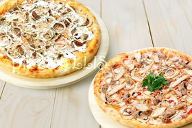 Две мясные пиццы - Фото