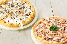 Две мясные пиццы - Фото