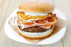Бургер с котлетой, беконом и жареным яйц - Фото