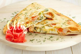 Пирог-кальцоне с сыром и креветками - Фото