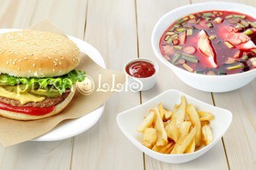 Холодный борщ, гамбургер и фри - Фото
