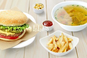 Ланч с куриным супом, гамбургером и фри - Фото