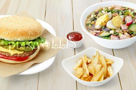 Окрошка, гамбургер и фри - Фото