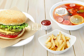 Солянка, гамбургер и фри - Фото