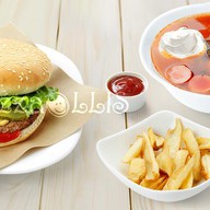 Солянка, гамбургер и фри Фото