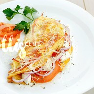 Омлет с сыром, помидорами и ветчиной Фото