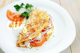 Омлет с сыром, помидорами и ветчиной - Фото