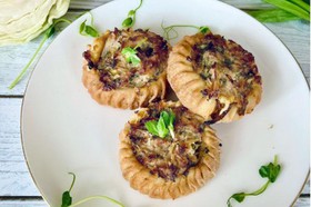 С капустой и зеленым луком постные - Фото