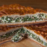 Пирог ржаной со шпинатом, копчёным сыром Фото