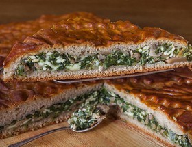 Пирог ржаной со шпинатом, копчёным сыром - Фото