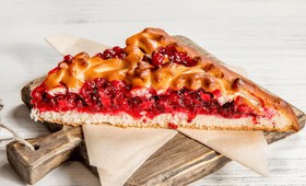 Пирог с яблоком и брусникой - Фото