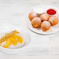 Завтрак с кашей и пончиками Фото