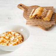 Завтрак с кашей и штруделем Фото