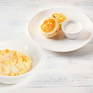 Завтрак с кашей и сырниками Фото