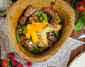 Теплый салат с ягненком, кеноа и овощами - Фото