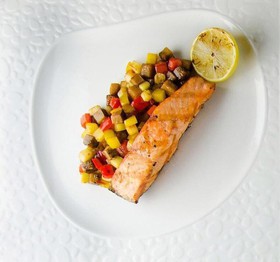 Стейк из лосося с овощным рататуем - Фото