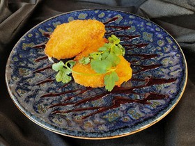 Жареный сулугуни с ежевичным соусом - Фото