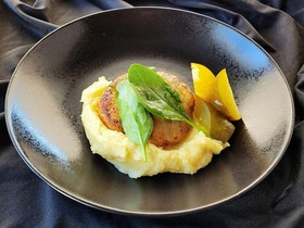 Нежные куриные котлетки с пюре - Фото