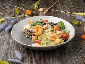 Цезарь с тигровыми креветками салат - Фото