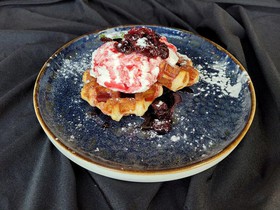 Льежские вафли с вишней и кремом - Фото