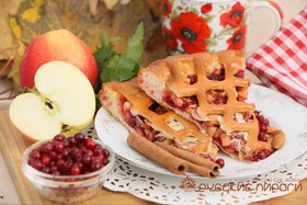 Пирог с яблоком, брусникой, миндалем - Фото
