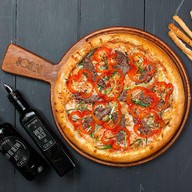 Пицца с говядиной и овощами Фото
