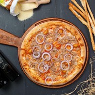 Пицца с тунцом и луком Фото