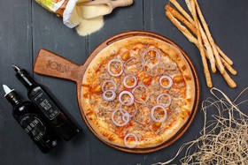 Пицца с тунцом и луком - Фото