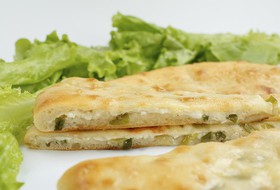 Осетинский пирог с сыром и зелёным луком - Фото