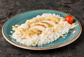 Куриная грудка в сырном соусе с рисом - Фото