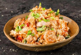 Wok рис с морепродуктами и яйцом - Фото