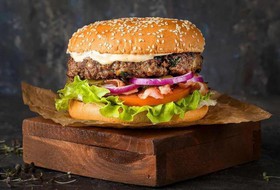 Бургер с говяжьей котлетой - Фото