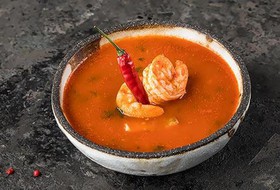 Острый томатный суп с креветками - Фото