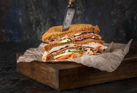 Сэндвич с курицей и беконом - Фото