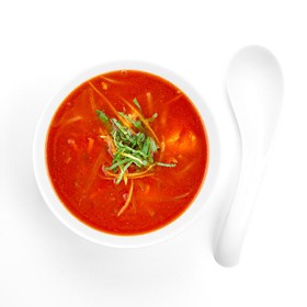 Острый томатный суп с лососем - Фото