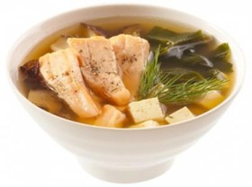 Суп с лососем и тофу - Фото