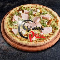 Пицца с ветчиной и сыром креметта Фото