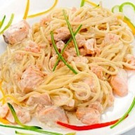 Спагетти с лососем в сливочном соусе Фото