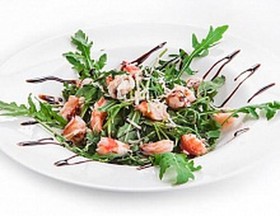 Свежий салат с крабом и креветками - Фото