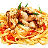 Удон с овощами и курицей Фото