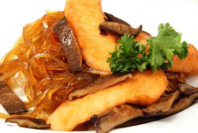 Лапша рисовая с грибами шиитаке,лососем - Фото