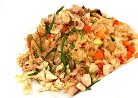 Рис с овощами, курицей и яйцом - Фото