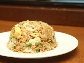 Рис карри с зеленым луком и яйцом - Фото