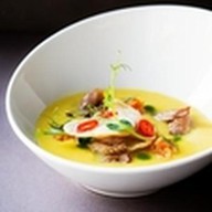 Гороховый суп с копченостями и гренками Фото