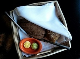 Домашний хлеб со сливочным маслом - Фото