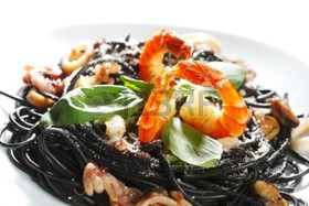 Черные спагетти с морепродуктами - Фото